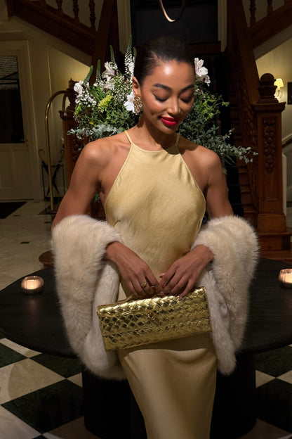 Vestido Longo Dourado em Cetim com Aplicação de Pedrarias nas Costas