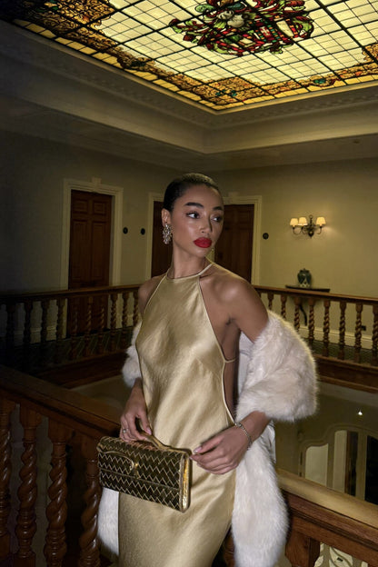 Vestido Longo Dourado em Cetim com Aplicação de Pedrarias nas Costas