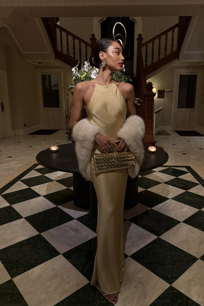 Vestido Longo Dourado em Cetim com Aplicação de Pedrarias nas Costas