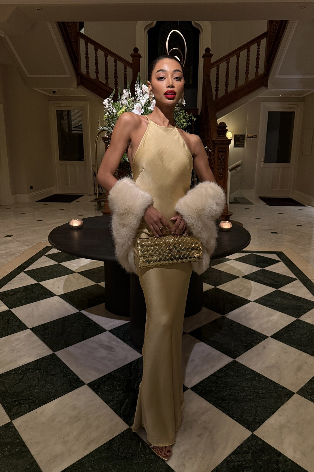 Vestido Longo Dourado em Cetim com Aplicação de Pedrarias nas Costas