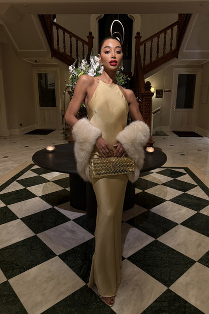 Vestido Longo Dourado em Cetim com Aplicação de Pedrarias nas Costas
