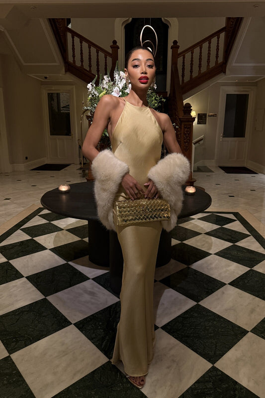 Vestido Longo Dourado em Cetim com Aplicação de Pedrarias nas Costas