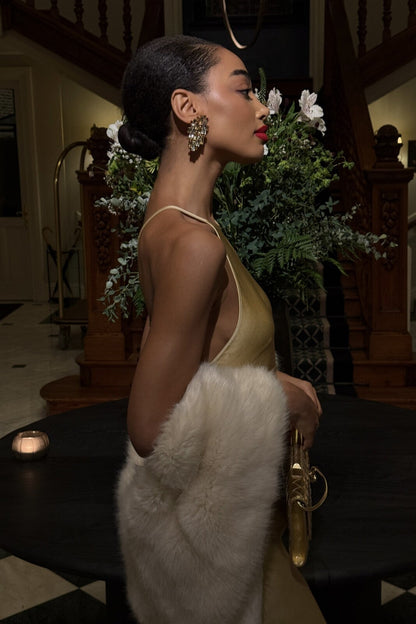 Vestido Longo Dourado em Cetim com Aplicação de Pedrarias nas Costas