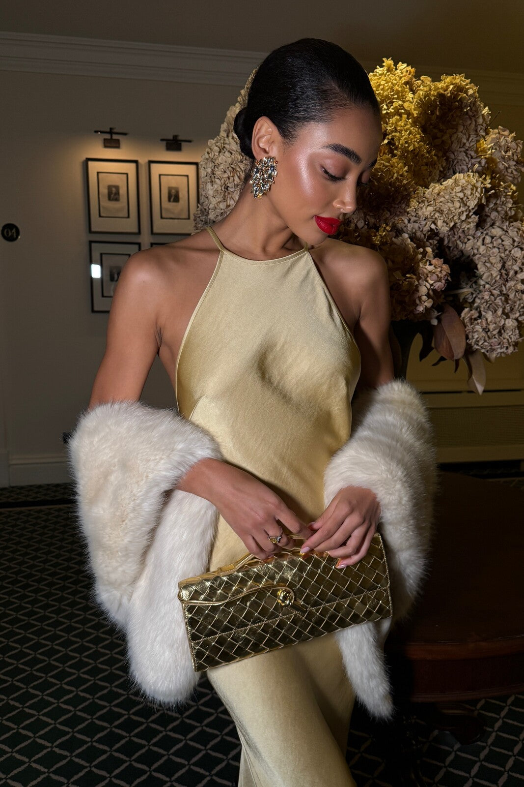 Vestido Longo Dourado em Cetim com Aplicação de Pedrarias nas Costas