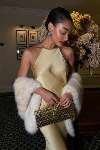 Vestido Longo Dourado em Cetim com Aplicação de Pedrarias nas Costas