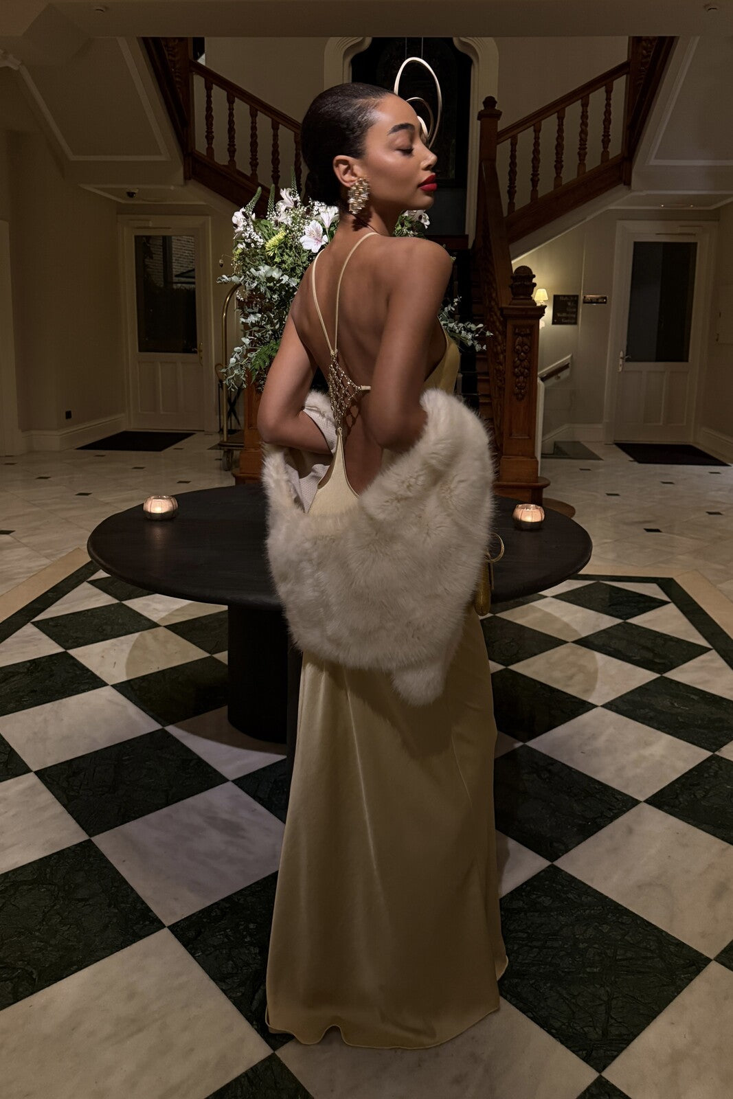 Vestido Longo Dourado em Cetim com Aplicação de Pedrarias nas Costas
