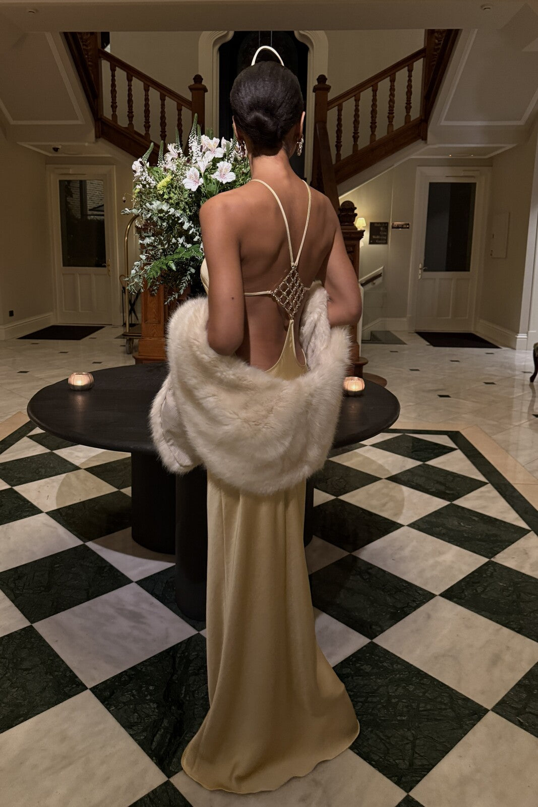 Vestido Longo Dourado em Cetim com Aplicação de Pedrarias nas Costas