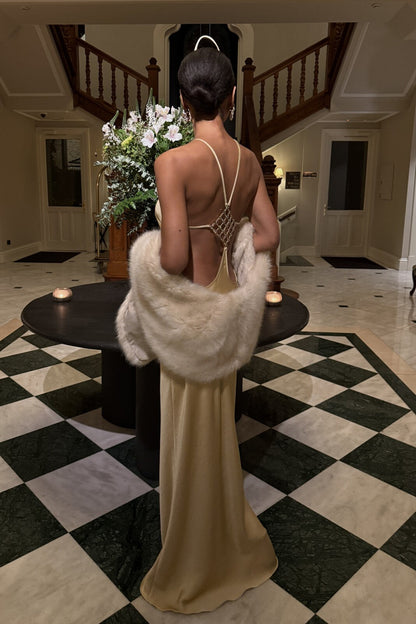 Vestido Longo Dourado em Cetim com Aplicação de Pedrarias nas Costas