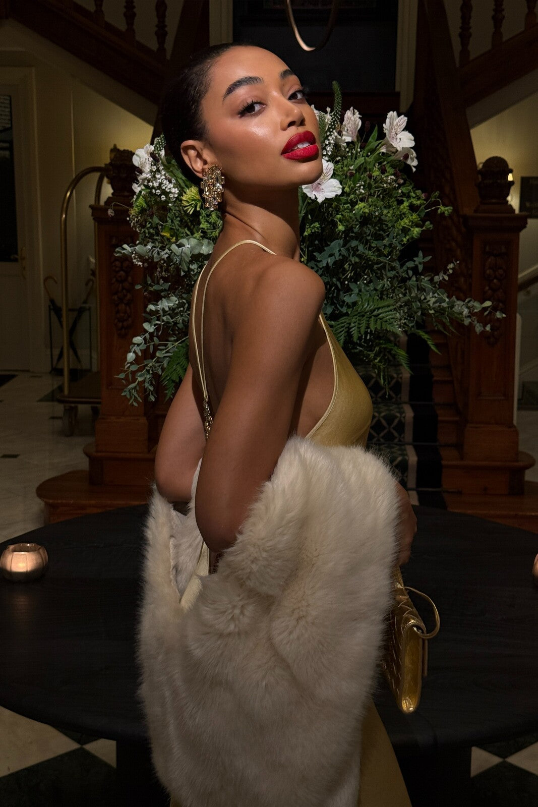 Vestido Longo Dourado em Cetim com Aplicação de Pedrarias nas Costas