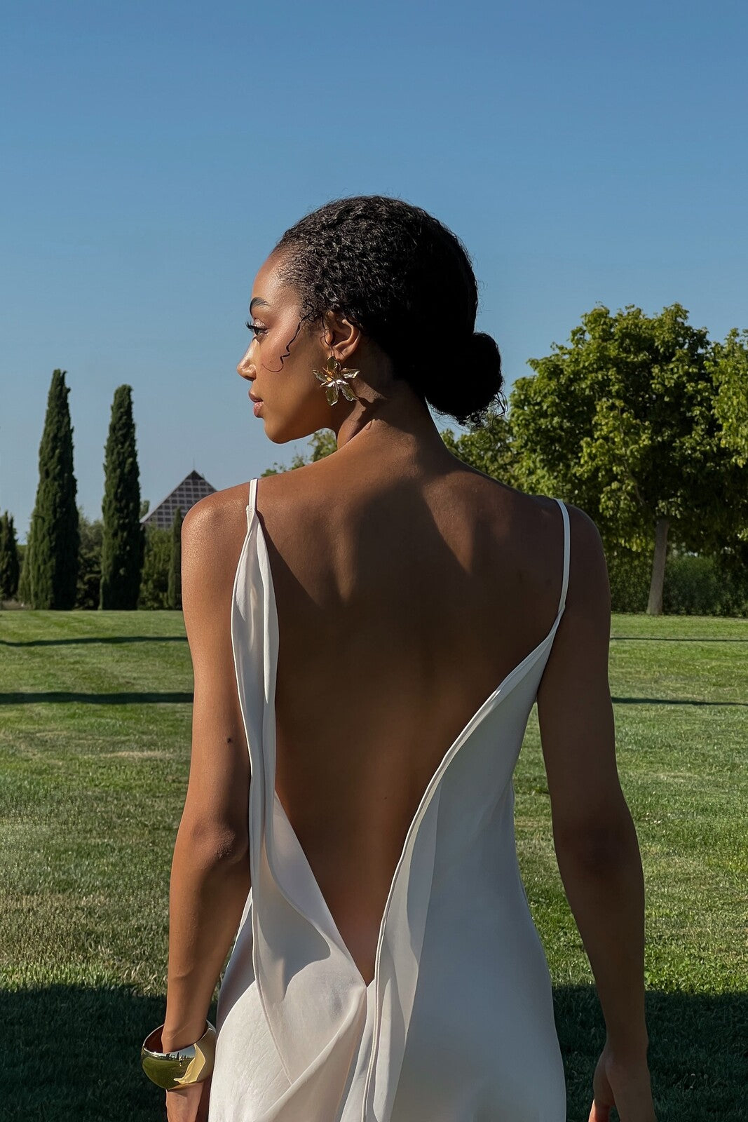 Vestido Longo Pérola Acetinado com Decote Profundo nas Costas