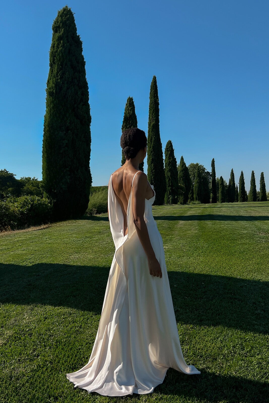 Vestido Longo Pérola Acetinado com Decote Profundo nas Costas