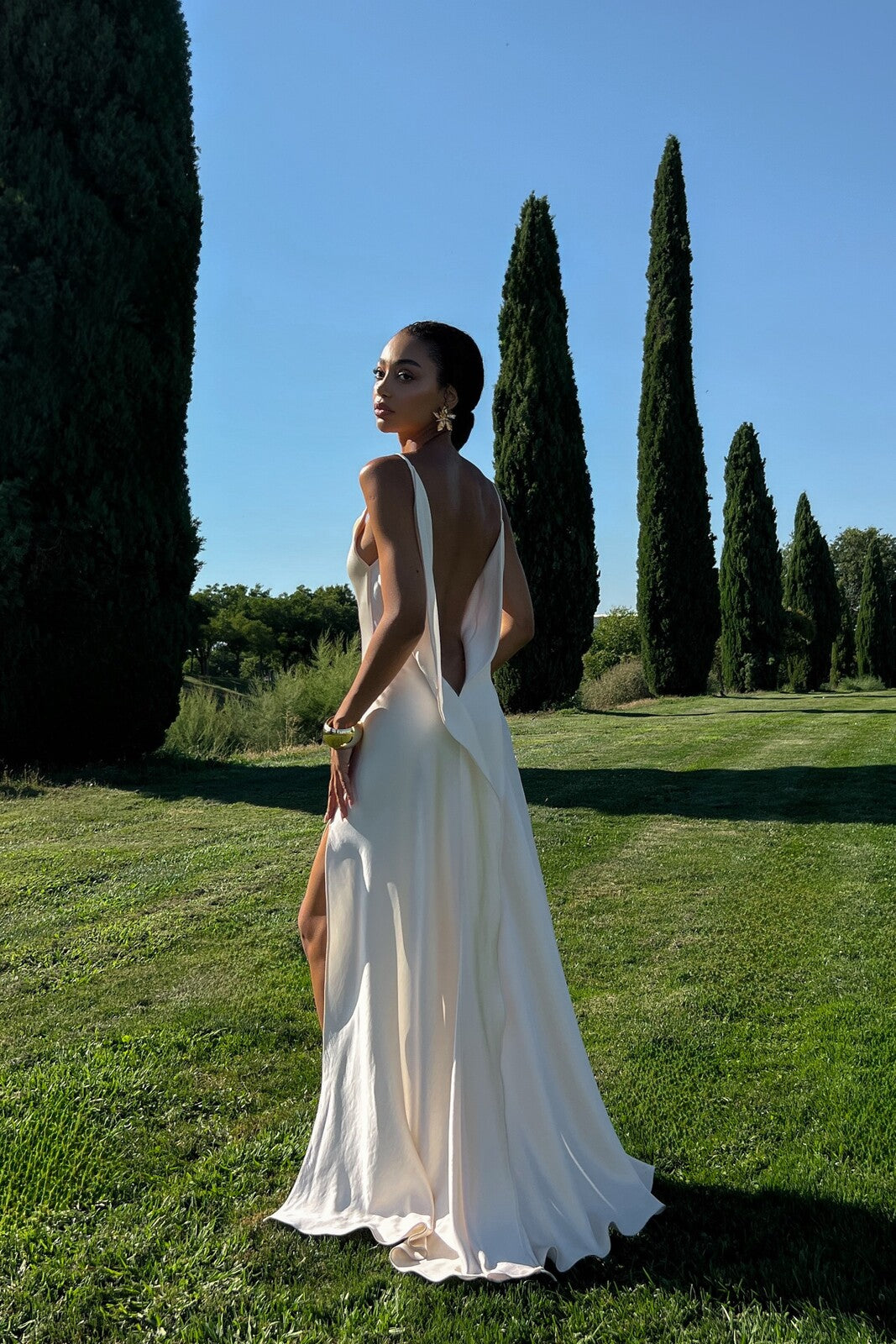 Vestido Longo Pérola Acetinado com Decote Profundo nas Costas