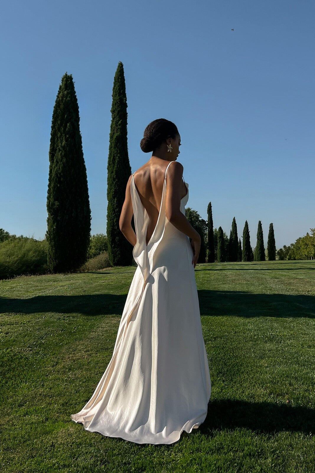 Vestido Longo Pérola Acetinado com Decote Profundo nas Costas