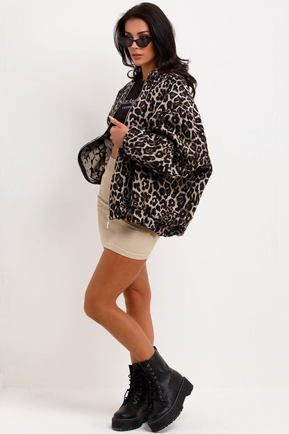 Jaqueta Estilo Retrô com Estampa de Leopardo