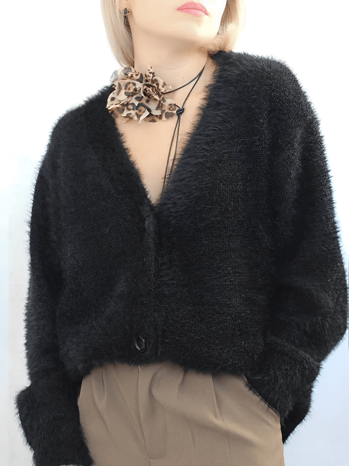 Cardigan Feminino em Tricô Peluciado com Decote V e Fechamento em Botões - Isabel