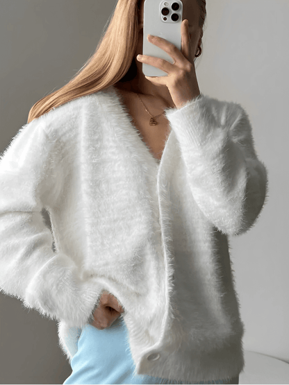 Cardigan Feminino em Tricô Peluciado com Decote V e Fechamento em Botões - Isabel