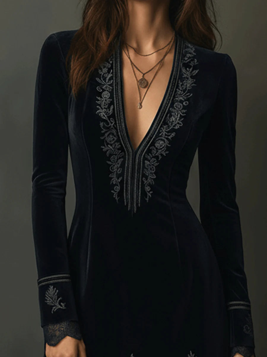 Vestido Curto Preto Retrô em Veludo com Renda Bordada