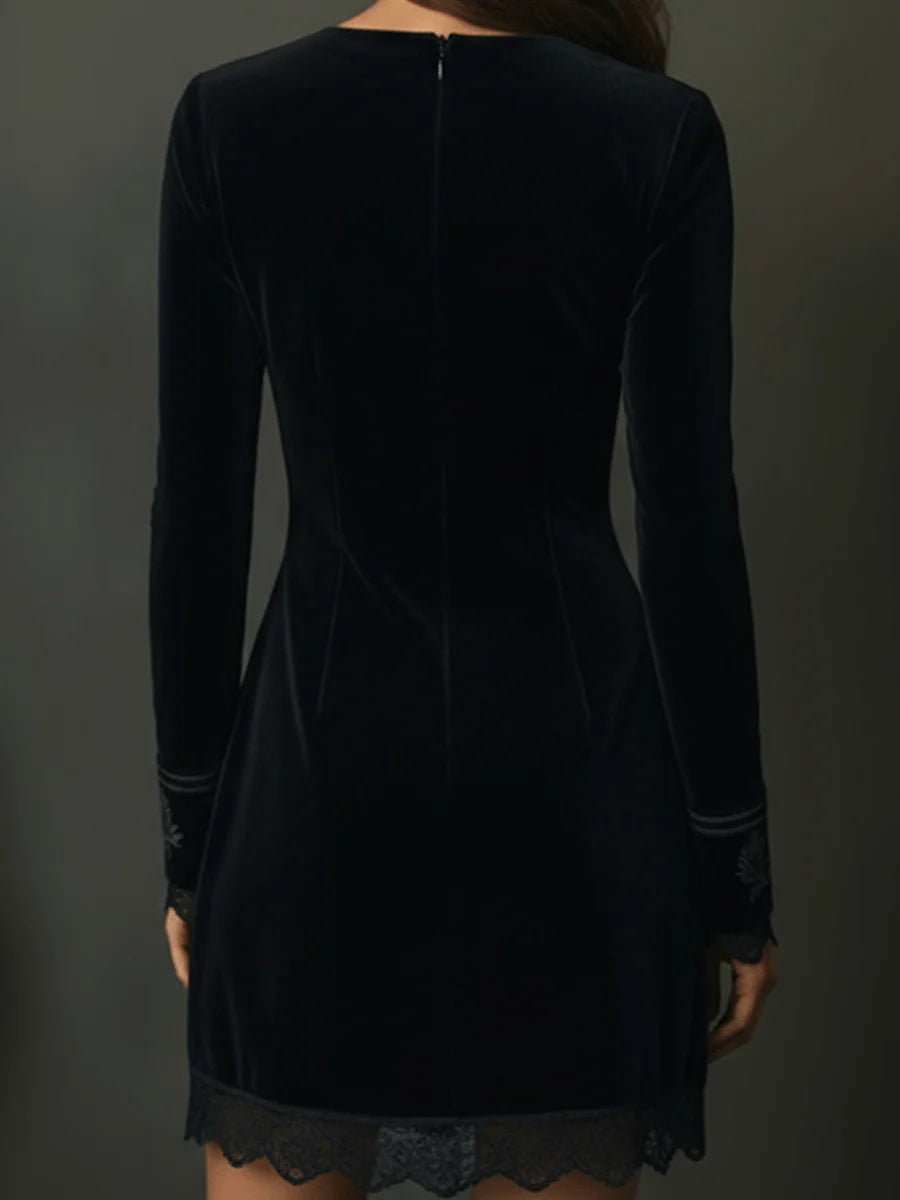 Vestido Curto Preto Retrô em Veludo com Renda Bordada