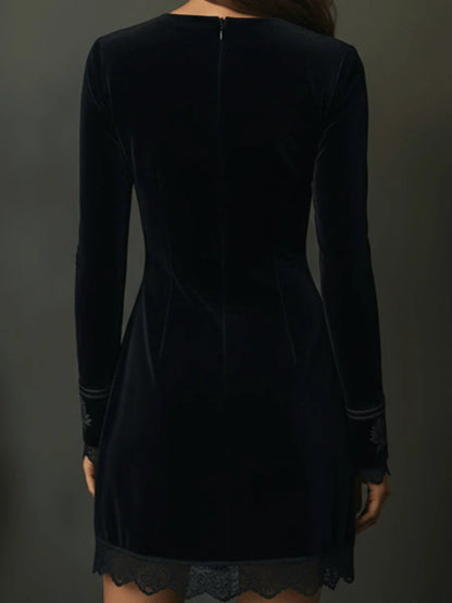 Vestido Curto Preto Retrô em Veludo com Renda Bordada