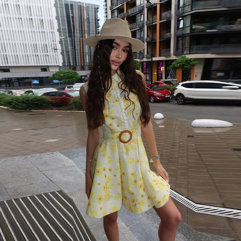 Vestido Curto com Cinto e Gola Turn-Down – Margarida