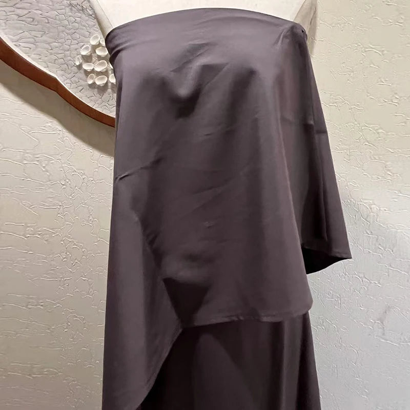 Conjunto Feminino Elegante Calandra – Tom Sólido com Top Tomara-que-Caia Assimétrico e Saia Longa Solta