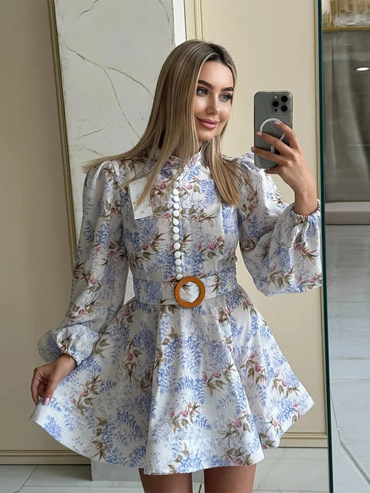 Vestido Curto com Cinto e Gola Turn-Down – Margarida