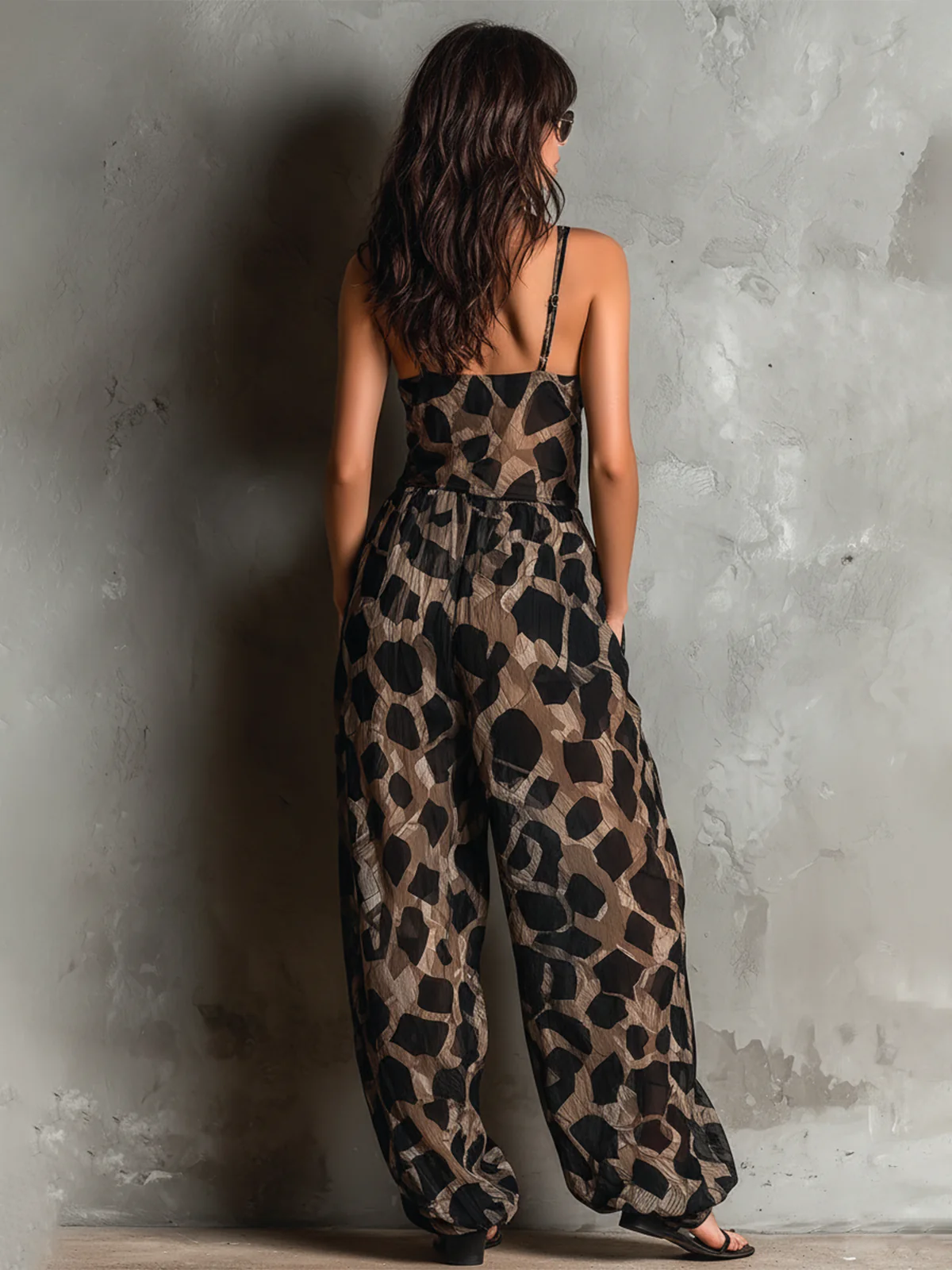 Macacão Pantalona Preto em Chiffon com Estampa Animal Print