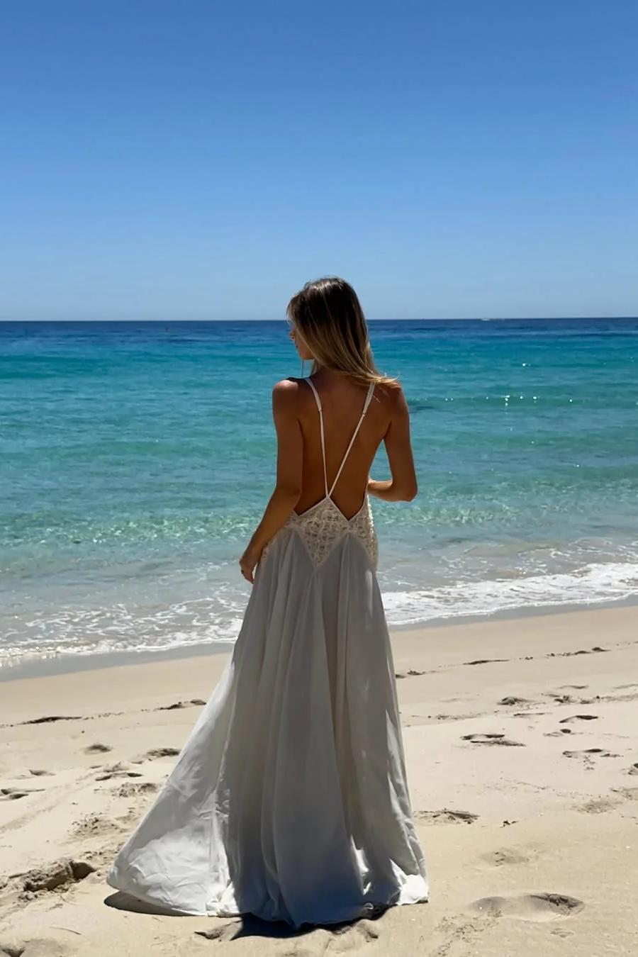 Vestido Lavinia Maxi – Decote Profundo Elegante