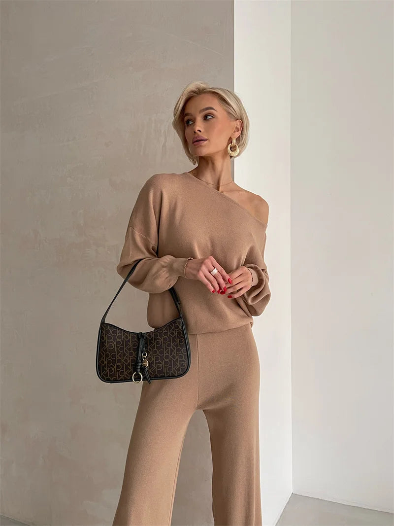 Conjunto Feminino de Blusa com Fechamento Trespassado e Calça Flare Cintura Alta - Amelia