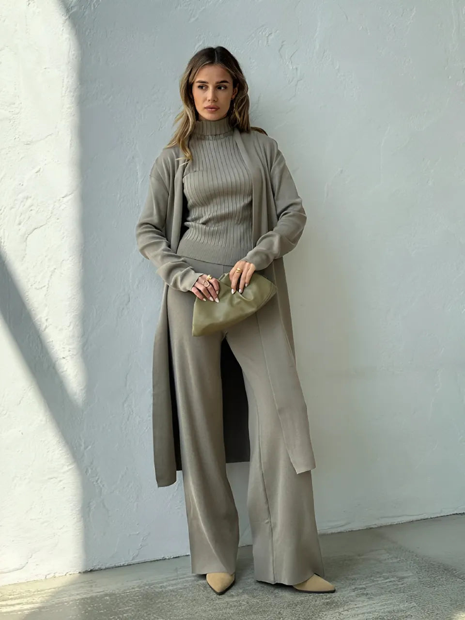 Conjunto Feminino de 3 Peças com Blusa Canelada Gola Alta Calça Pantalona de Cintura Elástica e Cardigan Alongado - Lolla